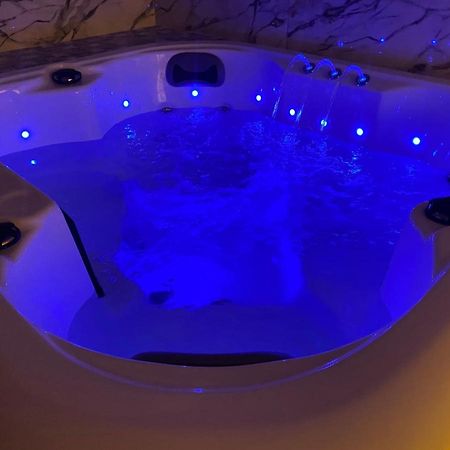 Jacuzzi Apartament Old Town Free Parking Клайпеда Экстерьер фото
